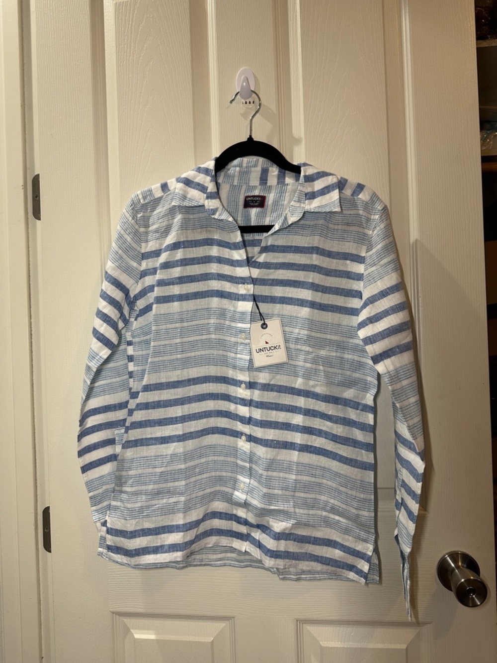 Untuckit women’s Light Blue & White Striped Button-Down linen shirt size 4